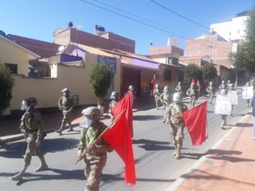 La población les saluda y aplaude en las calles.