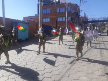 La población les saluda y aplaude en las calles.