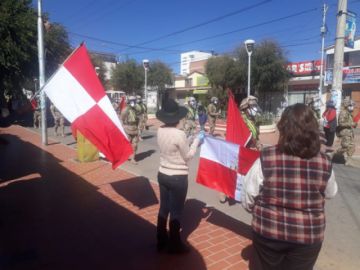 La población les saluda y aplaude en las calles.