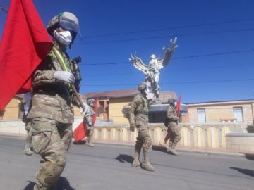 La población les saluda y aplaude en las calles.