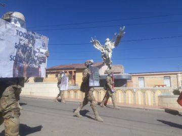 La población les saluda y aplaude en las calles.