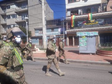 La población les saluda y aplaude en las calles.