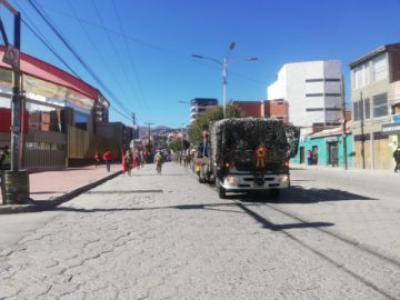 La población les saluda y aplaude en las calles.