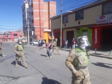 La población les saluda y aplaude en las calles.