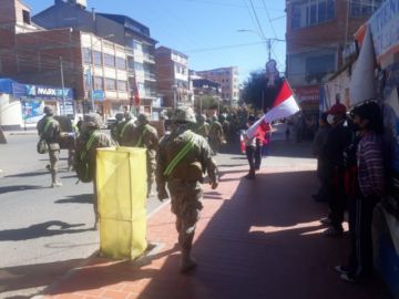La población les saluda y aplaude en las calles.