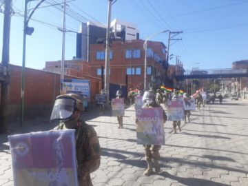 La población les saluda y aplaude en las calles.