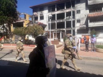 La población les saluda y aplaude en las calles.