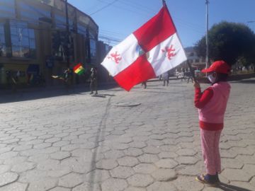 La población les saluda y aplaude en las calles.
