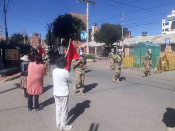 La población les saluda y aplaude en las calles.