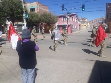 La población les saluda y aplaude en las calles.