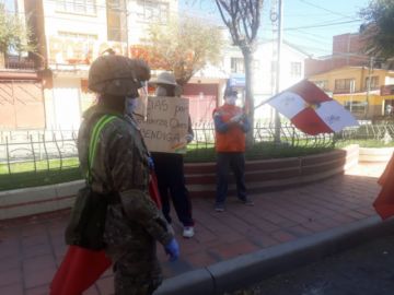 La población les saluda y aplaude en las calles.