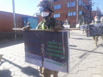 La población les saluda y aplaude en las calles.