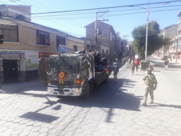 La población les saluda y aplaude en las calles.