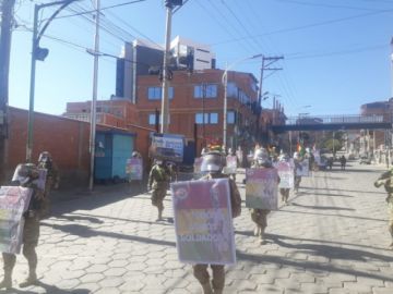 La población les saluda y aplaude en las calles.