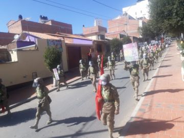 La población les saluda y aplaude en las calles.