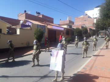 La población les saluda y aplaude en las calles.