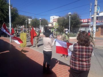 La población les saluda y aplaude en las calles.