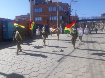 La población les saluda y aplaude en las calles.