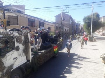 La población les saluda y aplaude en las calles.