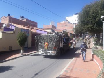 La población les saluda y aplaude en las calles.