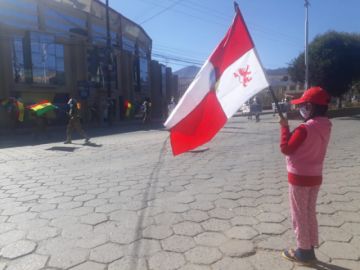 La población les saluda y aplaude en las calles.