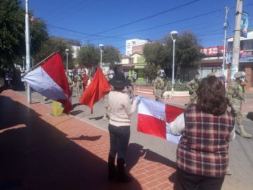 La población les saluda y aplaude en las calles.
