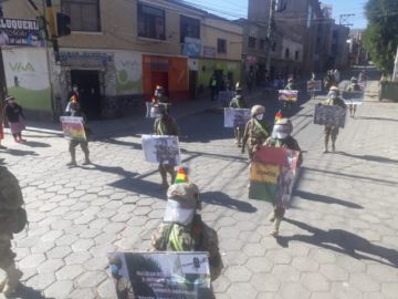 La población les saluda y aplaude en las calles.