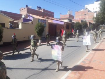 La población les saluda y aplaude en las calles.