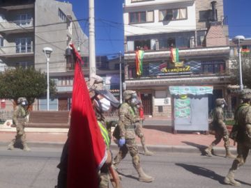 La población les saluda y aplaude en las calles.