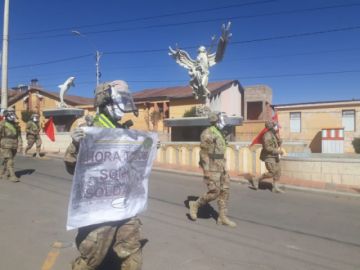 La población les saluda y aplaude en las calles.