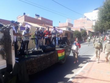 La población les saluda y aplaude en las calles.