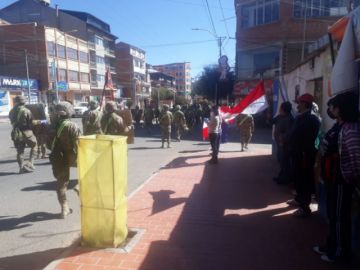 La población les saluda y aplaude en las calles.
