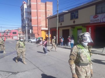 La población les saluda y aplaude en las calles.