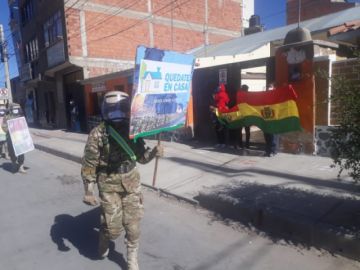 La población les saluda y aplaude en las calles.