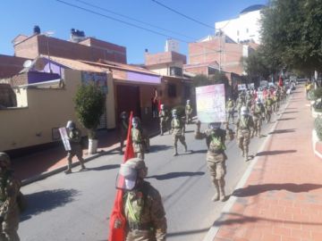 La población les saluda y aplaude en las calles.