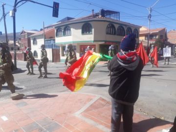 La población les saluda y aplaude en las calles.