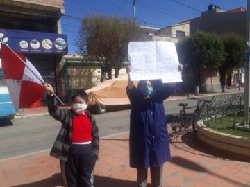 La población les saluda y aplaude en las calles.