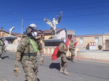 La población les saluda y aplaude en las calles.