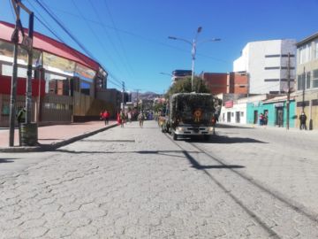 La población les saluda y aplaude en las calles.