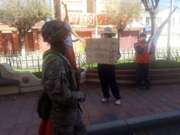 La población les saluda y aplaude en las calles.