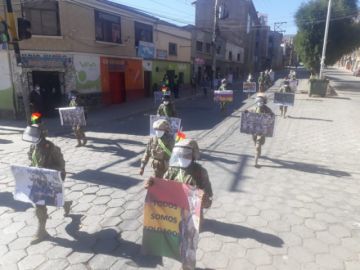 La población les saluda y aplaude en las calles.