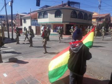 La población les saluda y aplaude en las calles.