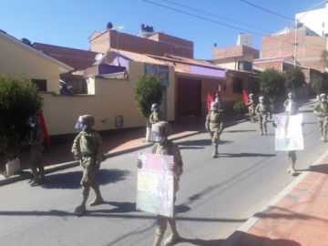 La población les saluda y aplaude en las calles.