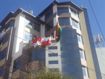 La población les saluda y aplaude en las calles.
