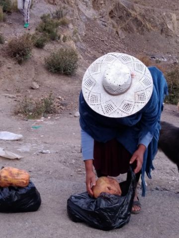 Llevan los alimentos a las familias de pocos recursos económicos.