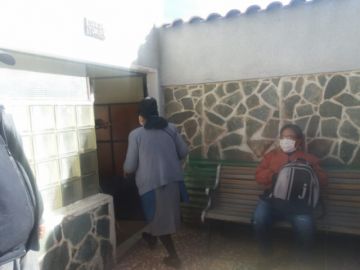 El ingreso al salón.
