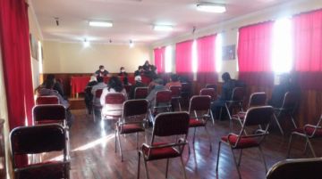 Los delegados guardan distancias.