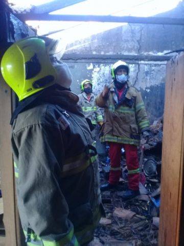 Los bomberos acudieron a la casa en Villa España.