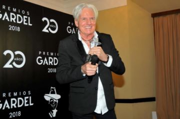 Sergio Denis fue muchas veces galardonado; aquí, recibiendo el premio Gardel 2018.