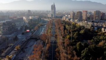 La cuarentena total en Santiago arranca su "larga pelea" con un alto seguimiento
